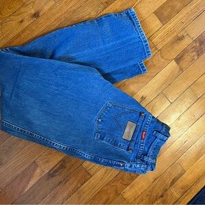 Women’s Wrangler Cowboy Cut jeans - good condition!